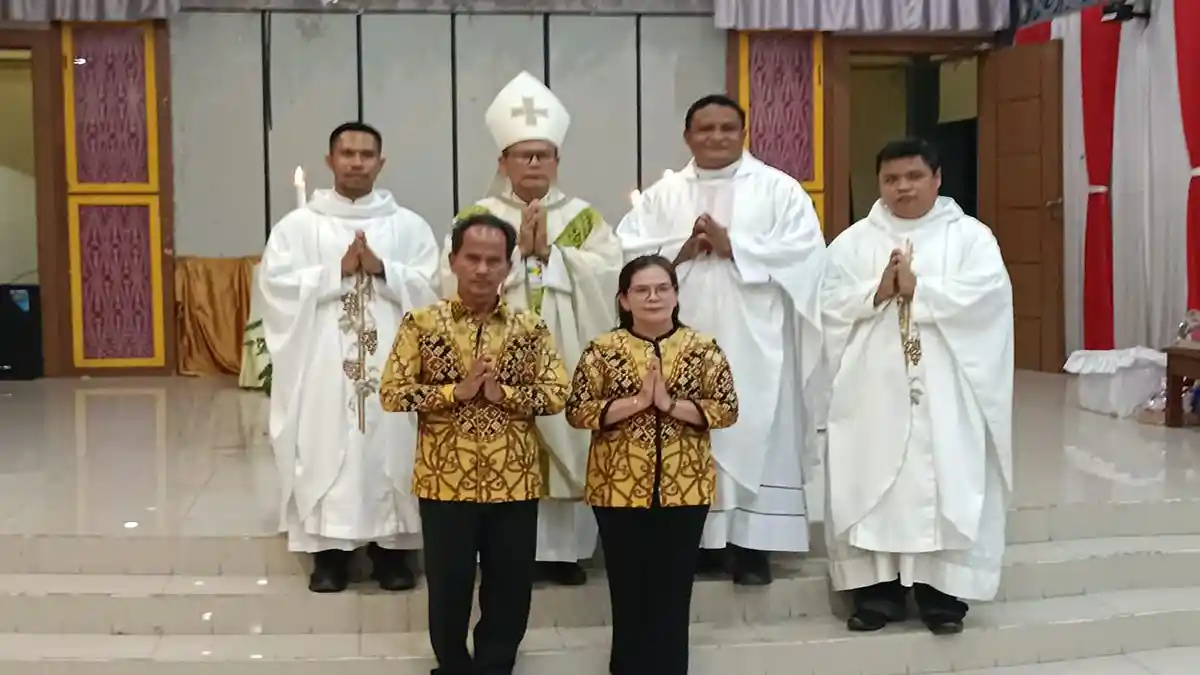 Setahun Wafat Ibunda, Bupati Sintang Gelar Misa Kenangan di Pendopo