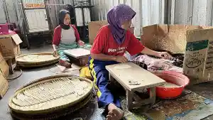 Suasana-para-pekerja-sedang-memproduksi-Sotong-dan-Tahu-Bulat-2942026-1.jpg