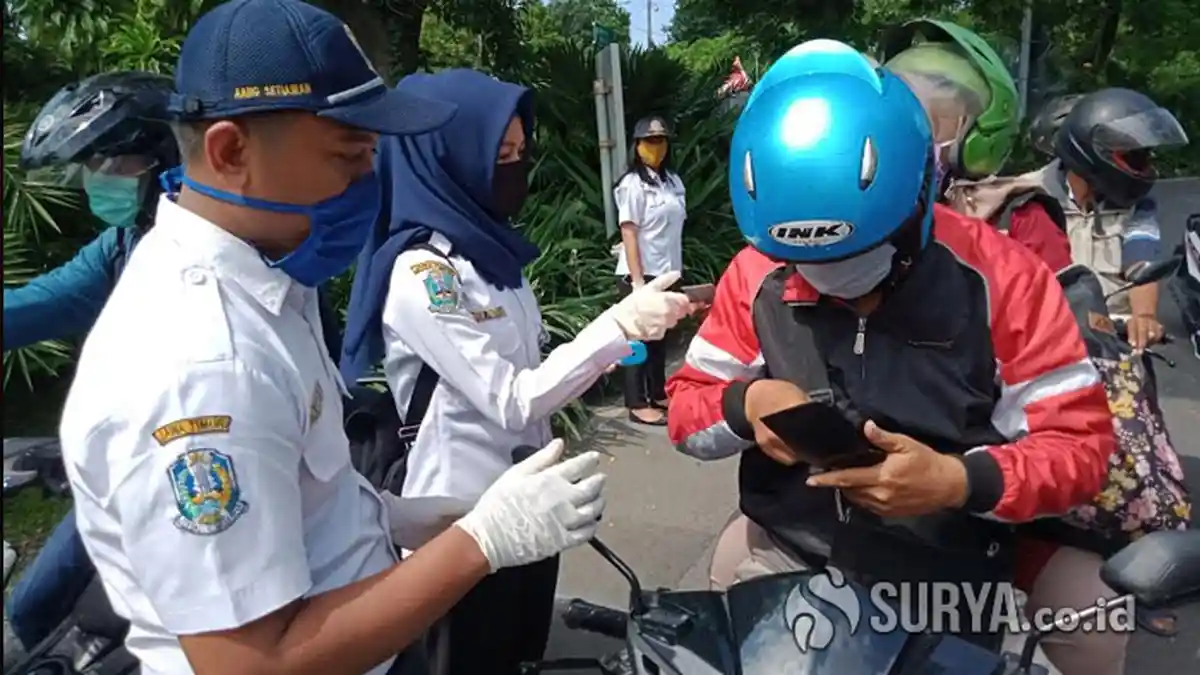 Hari Keempat PSBB Surabaya, Petugas Mulai Beri Sanksi Bagi Pengendara yang Melanggar Aturan