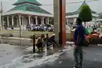 Jelang Ramadan, Bupati Dony Turun Tangan Pimpin Bersih-bersih di Alun-alun Sumedang