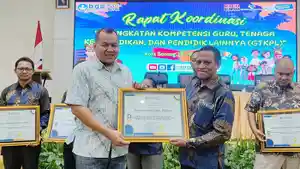 20240605_disdik-maybrat-terima-penghargaan.jpg