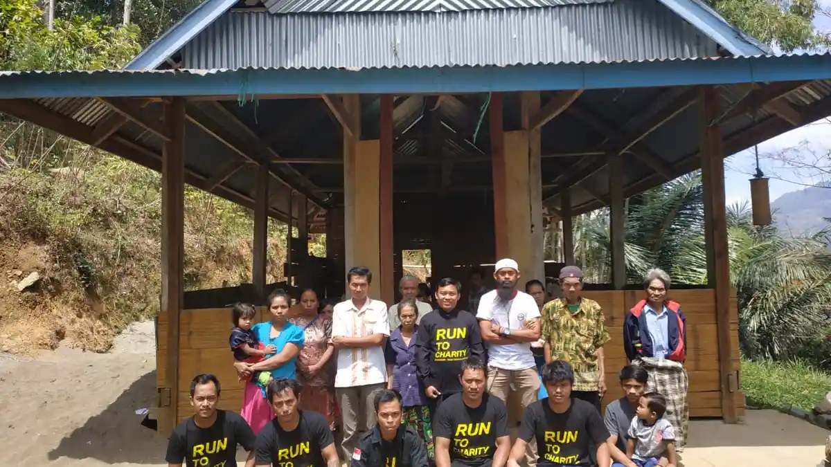 Asrul Serahkan Hasil Donasinya ke Gereja Kibaid To' Arra' Tana Toraja