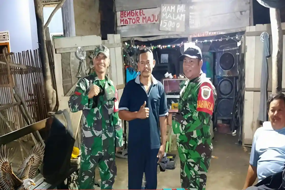 Babinsa TNI dan Camat Pedamaran Turun Langsung Pimpin Siskamling di Desa Pedamaran VI OKI