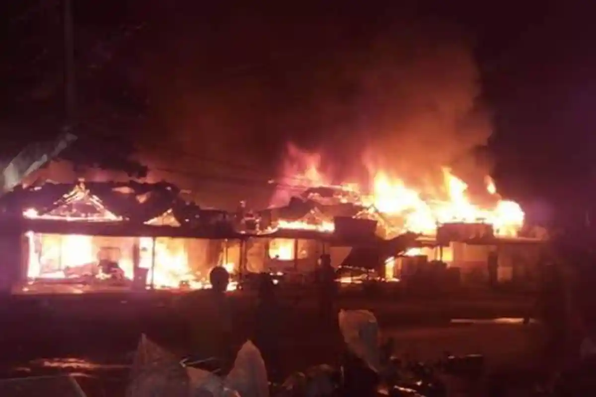 Satu Jam Berjibaku Api Berhasil Dikuasai, Lima Kios Habis dan Tiga Kios Dirusak  ‎