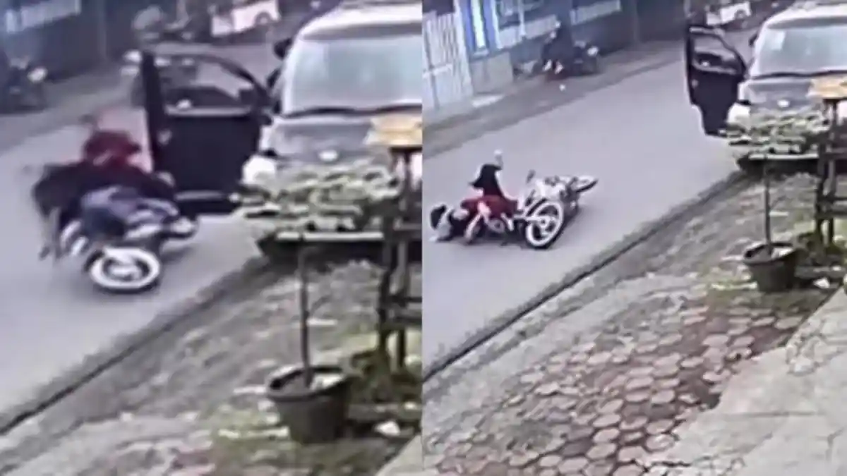 Sopir Tak Hati-hati Buka Pintu Mobil di Jalan, Pengendara Motor Terpental
