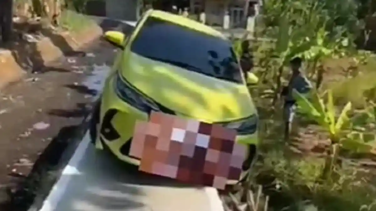Gara-gara Google Maps, Mobil Yaris Kuning Citrus Nyasar dan Tersangkut di Jalan Setapak di Kudus