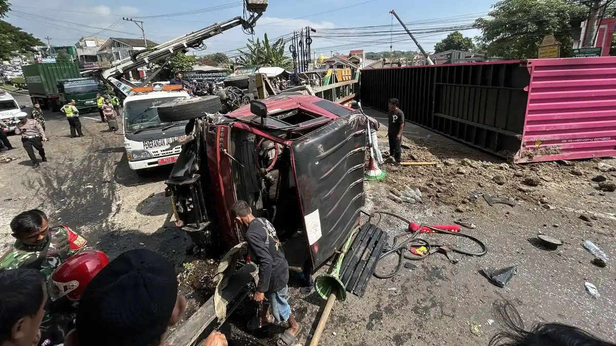 Kecelakaan Hebat di Depan Ruko Segitiga Mas Ngaliyan: Truk Melintang, Jalur Macet Parah