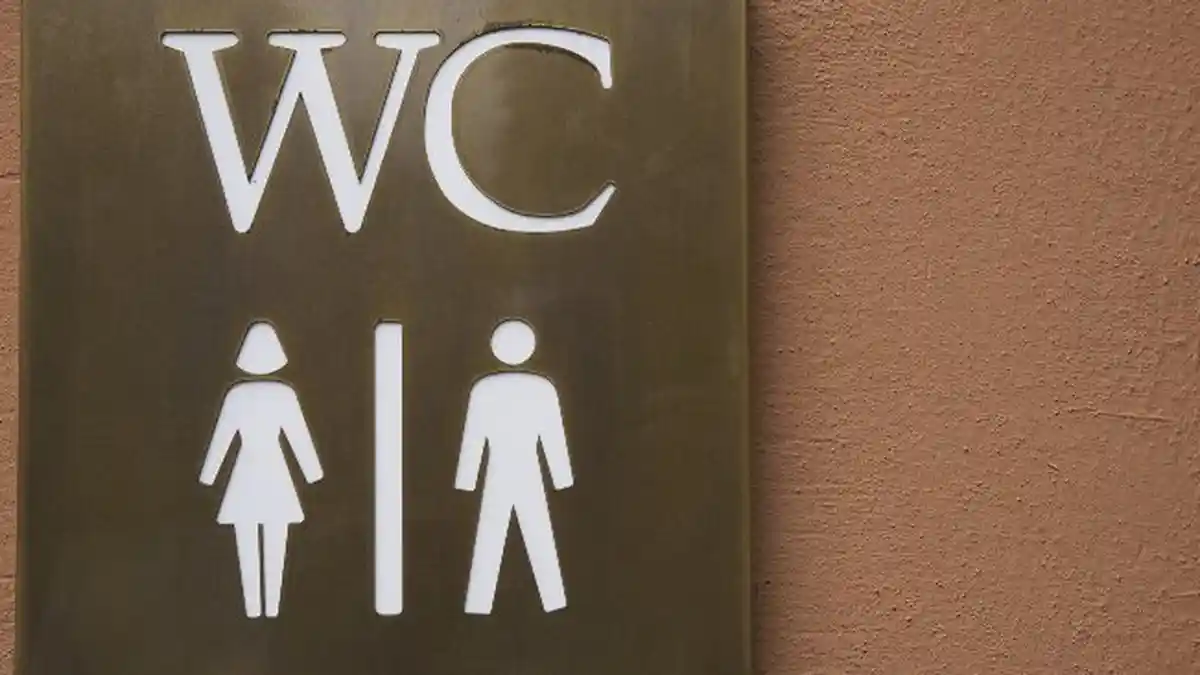 Berlama-lama di Toilet Duduk Berisiko Terkena Wasir