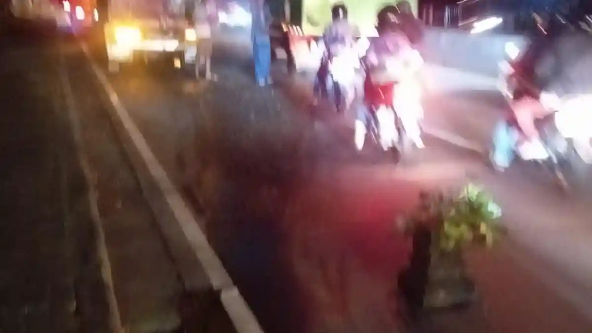 Awas! Solar Tumpah di Jalan Perintis Kemerdekaan Semarang, 2 Pemotor Terjatuh