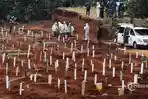 petugas-memakamkan-jenazah-dengan-protokol-covid-19-di-tpu-pondok-ranggon-jakarta-timur.jpg