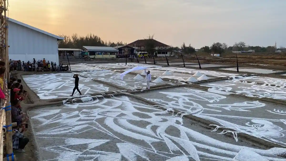 Pesona Lukisan Garam Raksasa di Desa Dasun Rembang, Upaya Muliakan ...