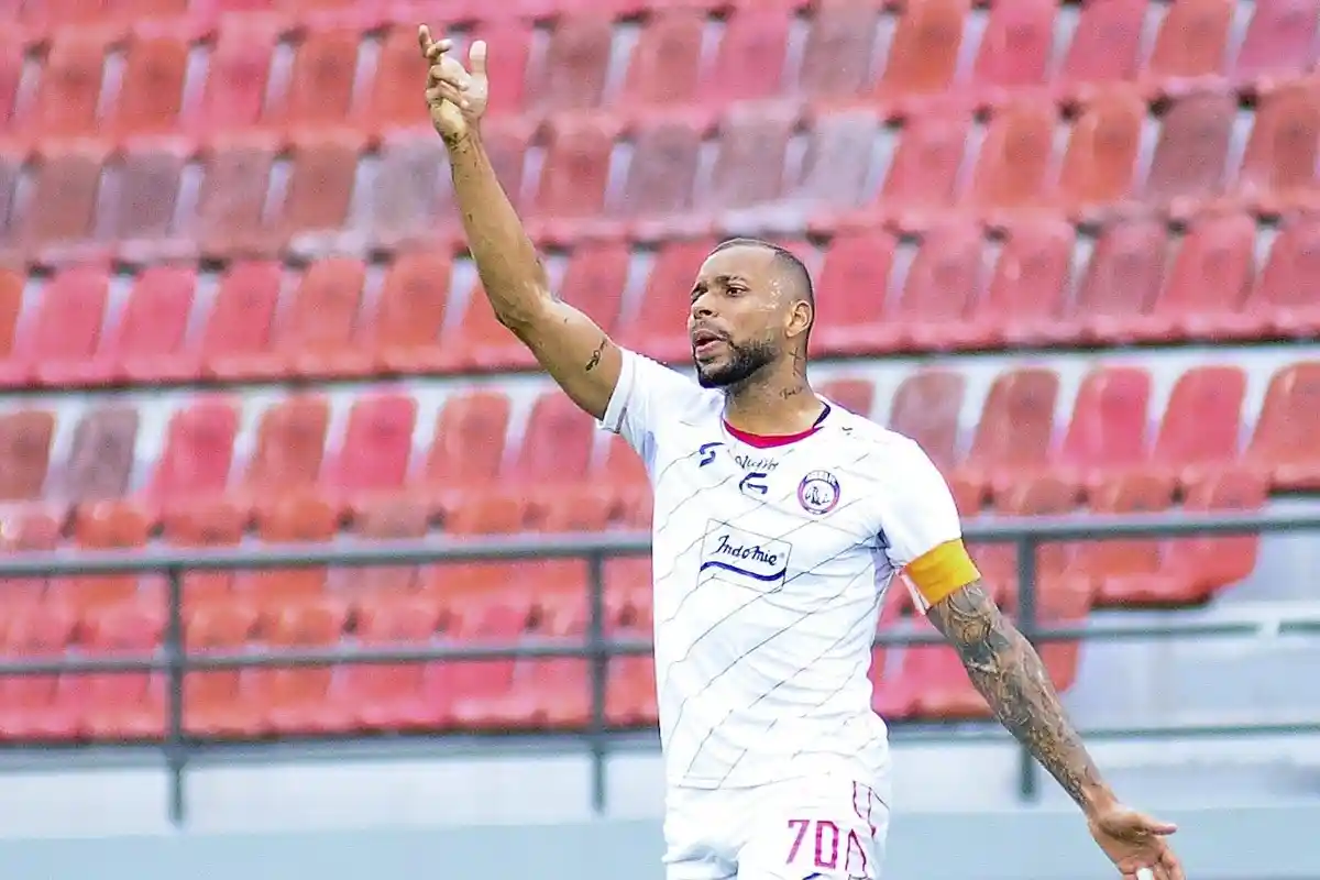 Susunan Pemain Arema FC vs PSS Sleman, Akhirnya Gustavo Almeida dan Charles Lokolingoy Diduetkan