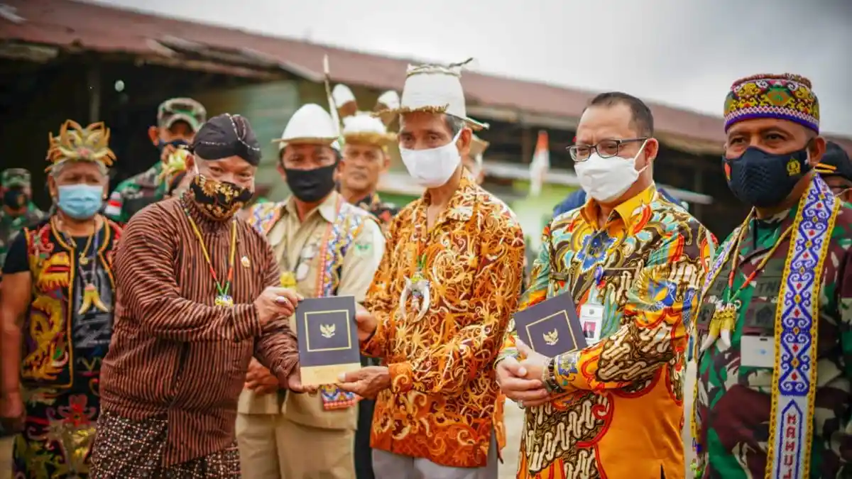 Pangdam Mulawarman Saksikan Penyerahan Buku Masyarakat Pancasila 
