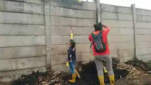 olah-TKP-kebakara-gudang-peralatan-rumah-tangga-di-Desa-Bendiljati-Kulon-Tulungagung.jpg
