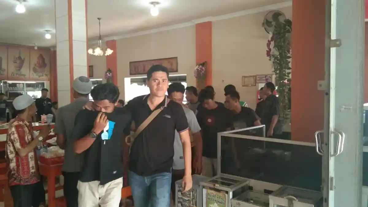 Mampir untuk Makan Siang, 9 Pemuda Digiring dengan Tangan Terborgol Curi Perhatian