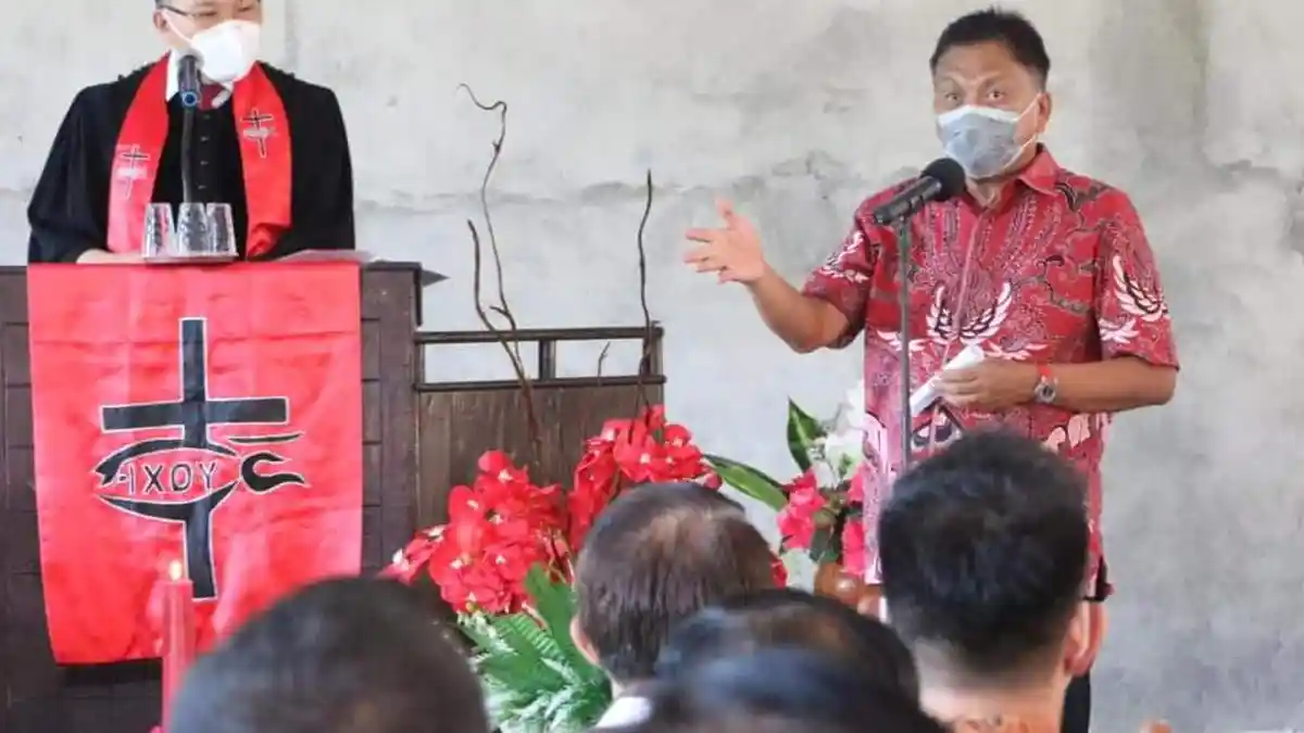 Olly Dondokambey Berikan Bantuan Rp 300 Juta untuk 10 Jemaat di Tanawangko Dua