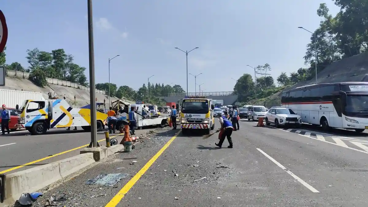 Kecelakaan Terjadi di KM 99 Tol Purbaleunyi, Bus Tabrak Kendaraan Derek, 2 Orang Terluka