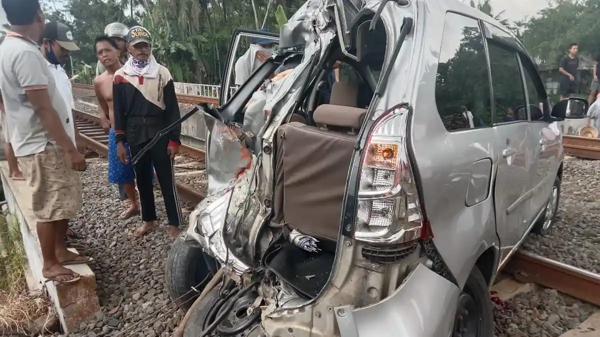 BREAKING NEWS: Xenia Silver Remuk Dihantam KA Bangunkarta di Sumpiuh Banyumas, 1 Orang Tewas