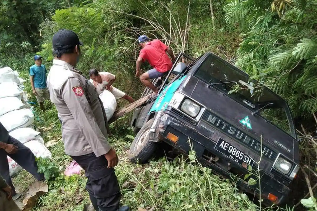 Kecelakaan Maut, Satu Orang Tewas, Mobil Pikap Bawa Hampir 2 Ton Jagung Terguling Tak Kuat Menanjak