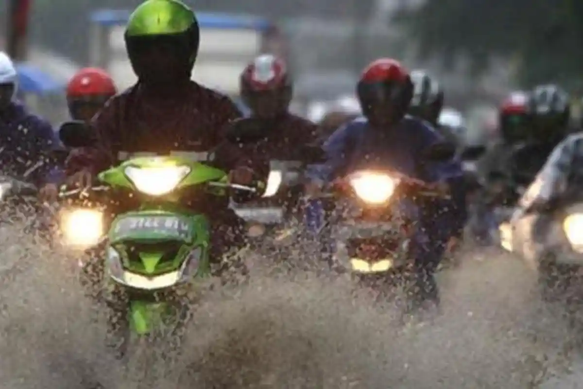 Tetap Berkendara Sepeda Motor Saat Hujan, Perhatikan Hal Ini, Simak Penjelasannya