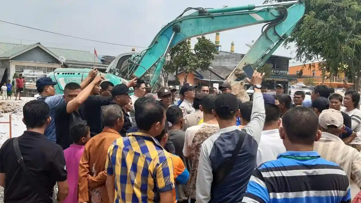 Warga Stop Alat Berat, Berdebat dengan Polisi, Saluran Drainase Penyebabnya