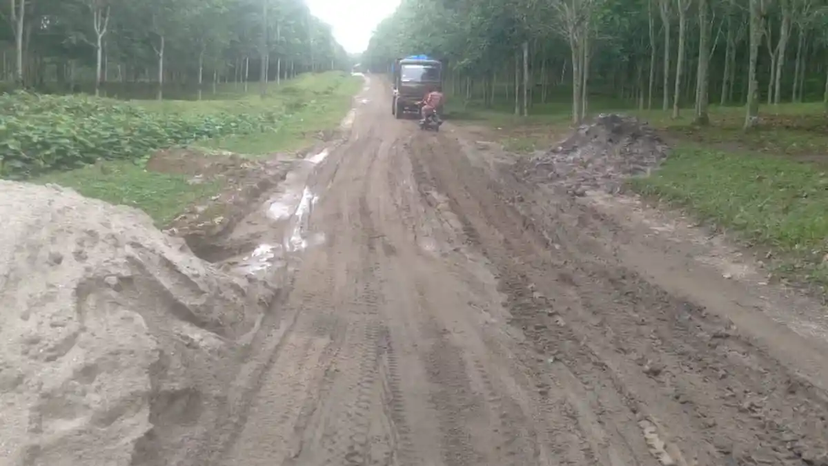 Oknum TNI Diduga Bekingi Galian C Ilegal, Jalan di Desa Manggis Rusak Parah
