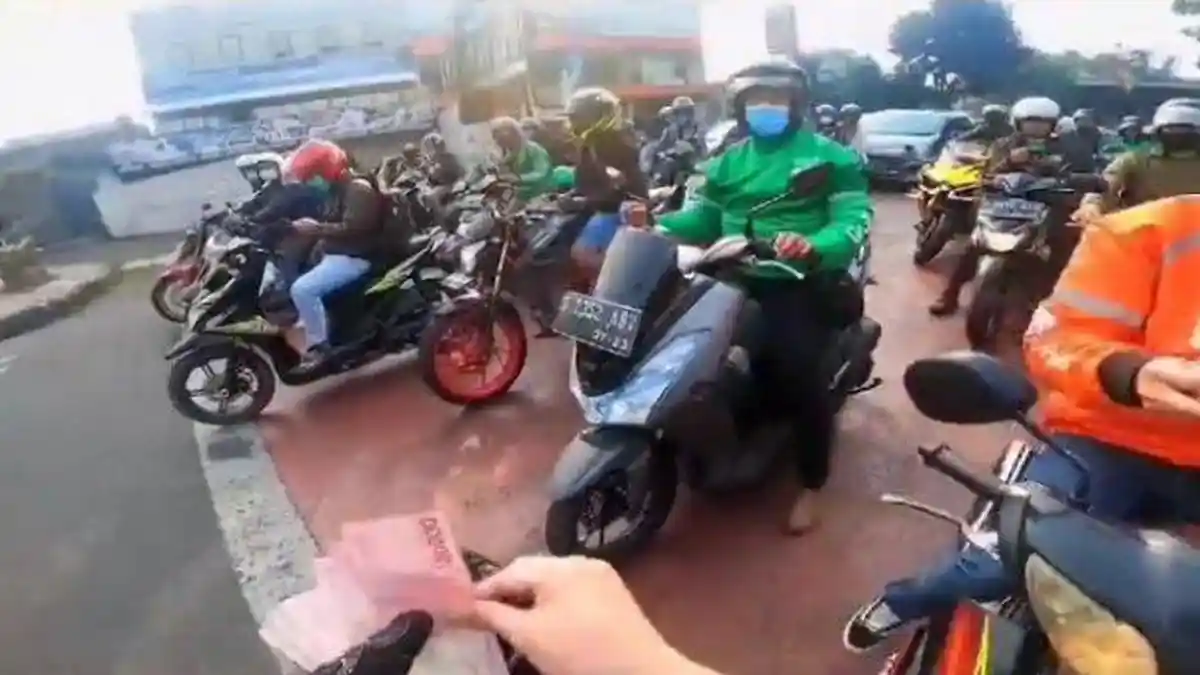 SOSOK Biker Viral Bagi-bagi 