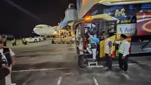 Jemaah-kloter-pertama-Embarkasi-Banjarmasin-tiba-di-Bandara-Internasional-Syamsudin-Noor.jpg