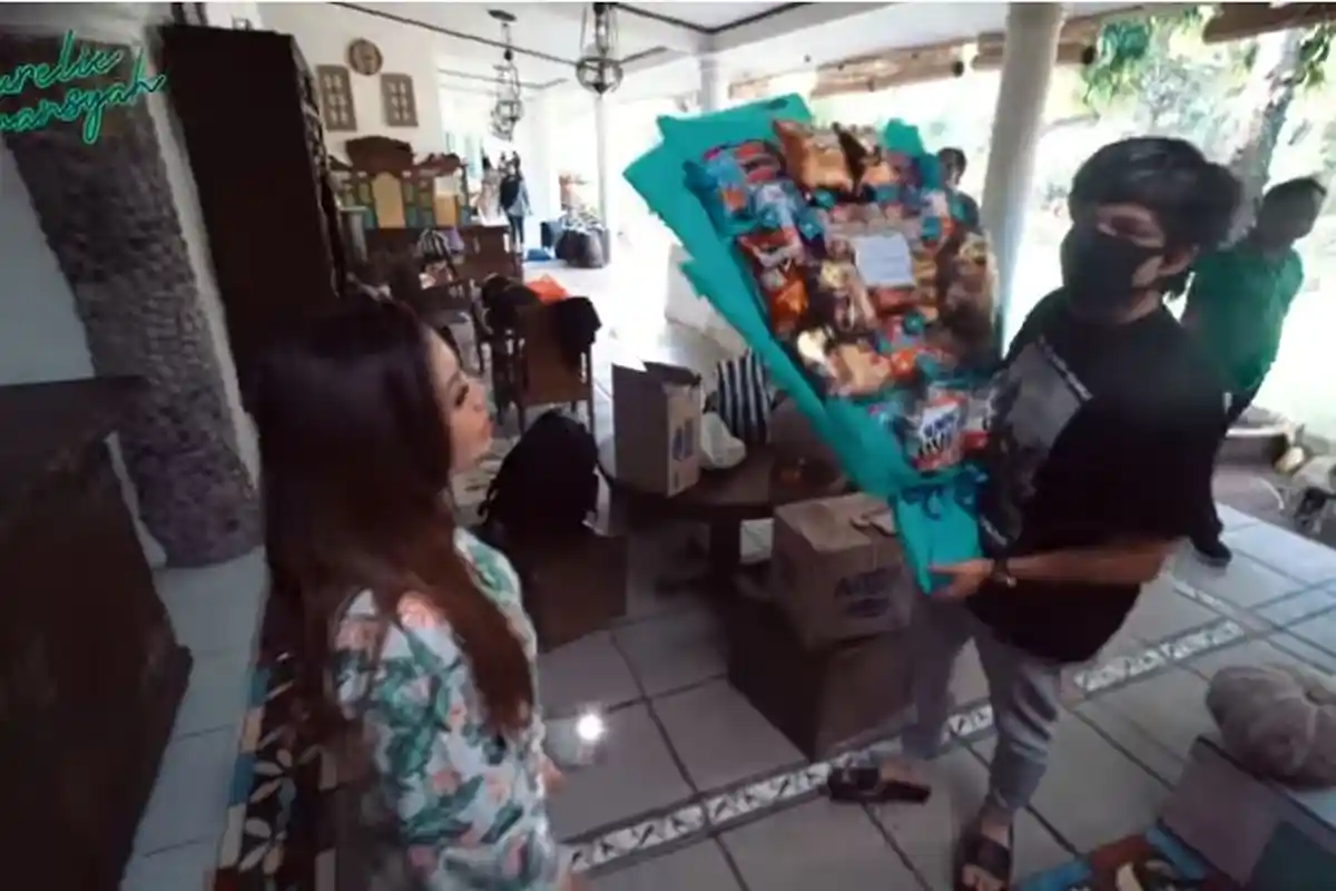 Atta Halilintar Tak Sengaja Jatuhkan Buket Snack Tepat di Atas Kepala Aurel: Astagfirullah Sorry