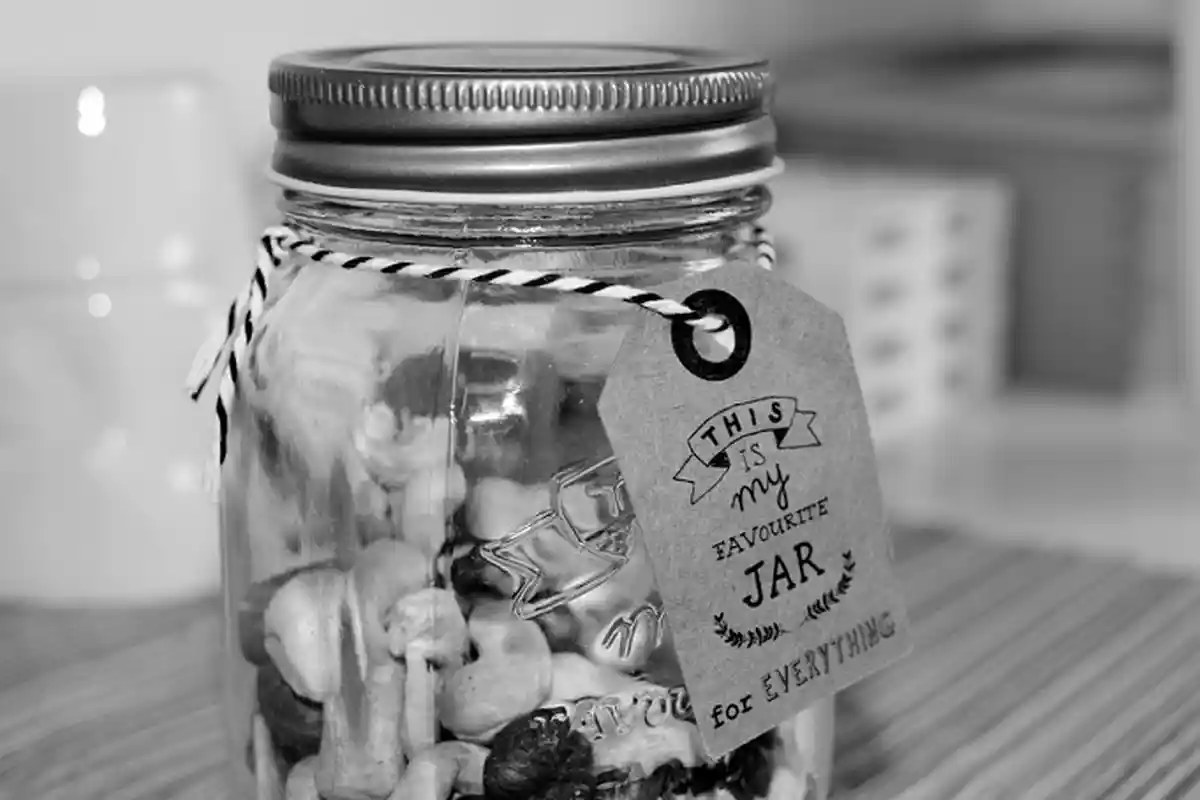 Punya Banyak Toples Tak Terpakai, Jangan Dibuang! Kamu Bisa Menyulapnya Jadi Barang Bermanfaat