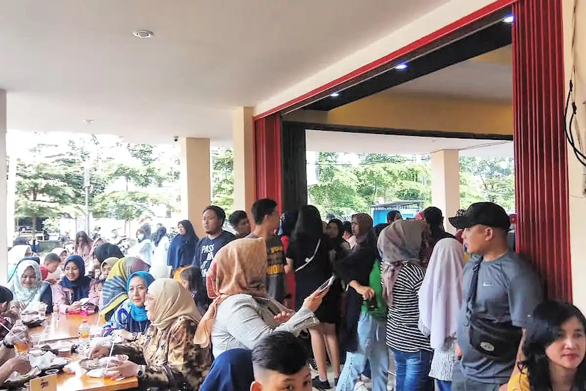Gerai Ayam Asix Diserbu Warga Saat Grand Opening, Penasaran Rasa Ayam & Ingin Bertemu Keluarga Anang