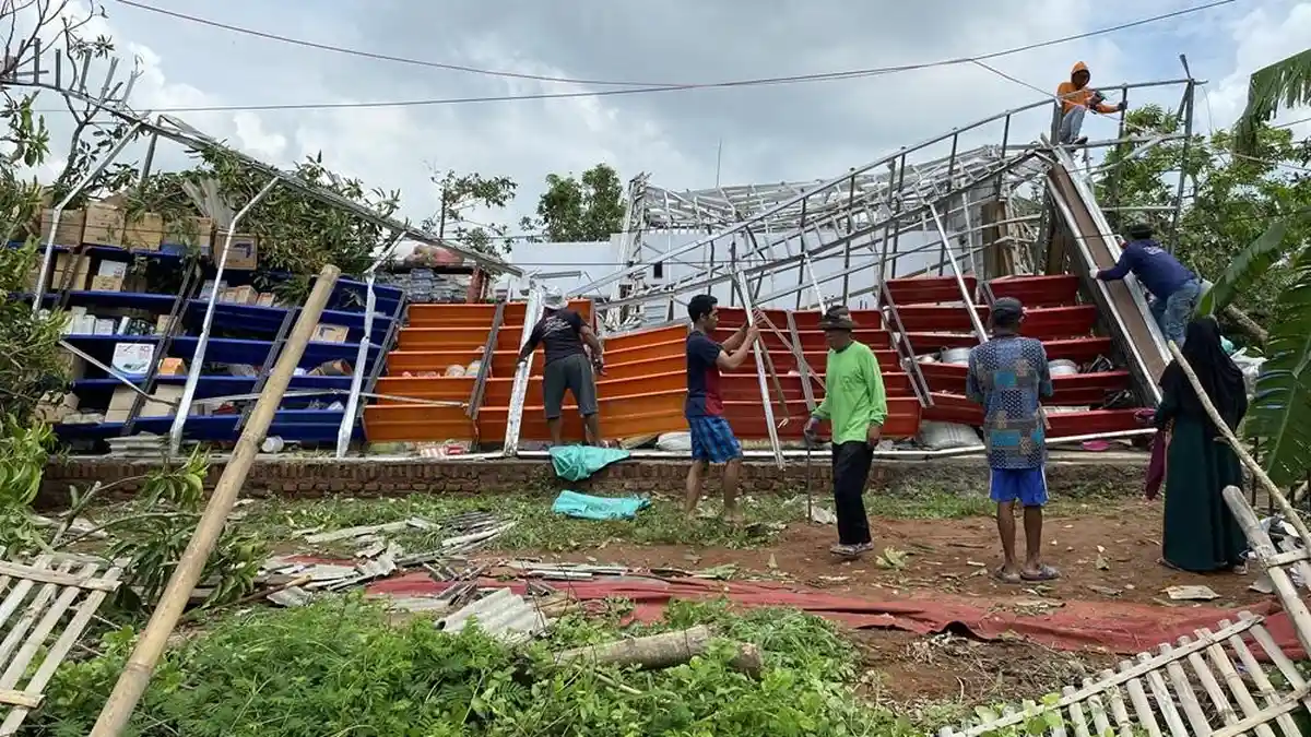 Puting Beliung di Bugis Indramayu Rusak 181 Rumah, Sekolah hingga Puskesmas Ikut Rusak