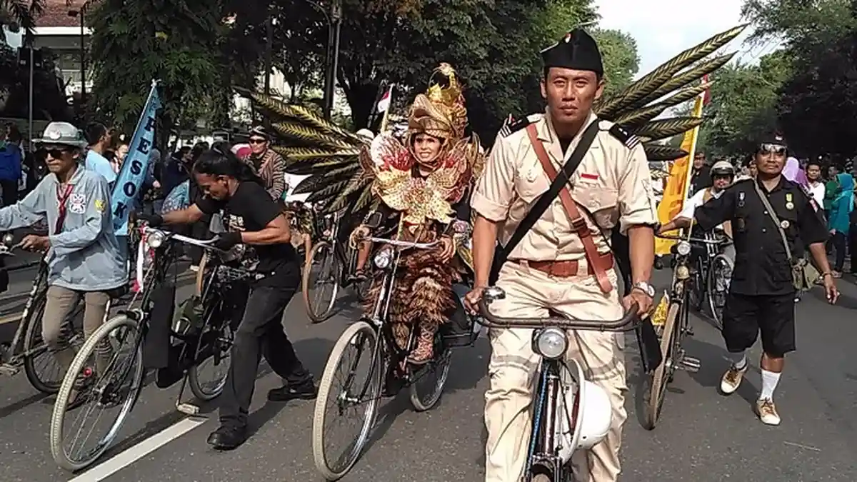 Aneka Busana Peserta Konvoi Ontel di Solo, Ada Seragam Pejabat Belanda hingga Kostum Garuda
