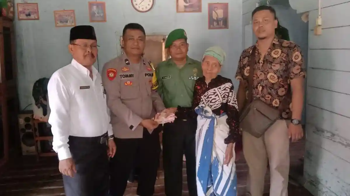 Bhabinkamtibmas Polsek Sosa Berikan BLT Kepada Warga Kurang Mampu