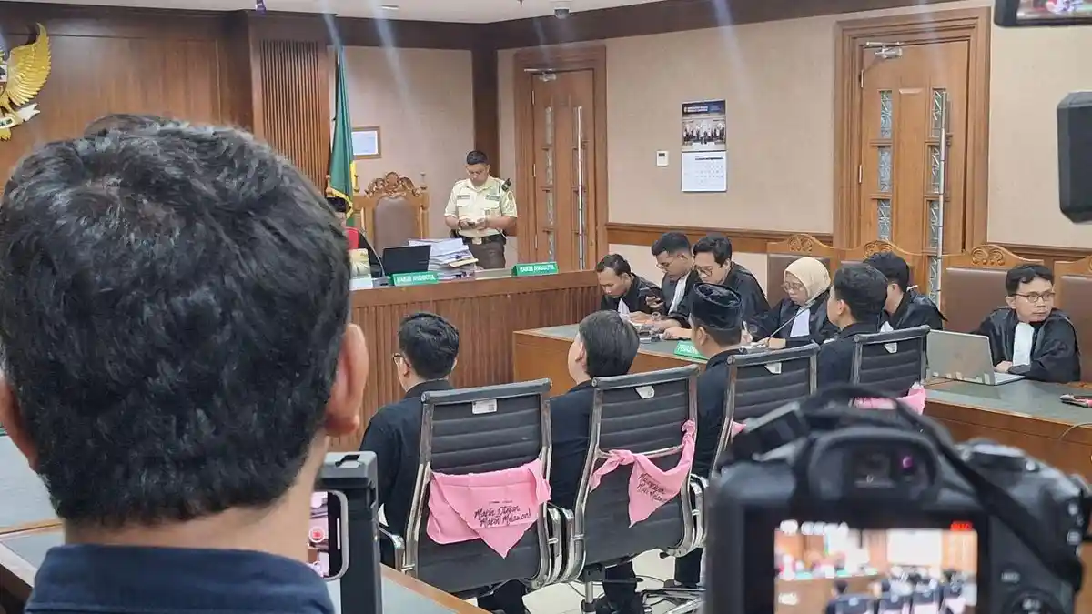 Sidang Vonis Delpedro Memanas,  Hakim: Silakan Keluar Ruangan!