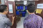 Kepala-Disdikpora-Buleleng-Ida-Bagus-Gde-Surya-Bharata-enek-ungu-saat-memantau.jpg