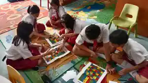 SD-Katolik-Santa-Maria-II-Kota-Malang-belajar-literasi-keuangan-lewat-permainan-ular-tangga.jpg
