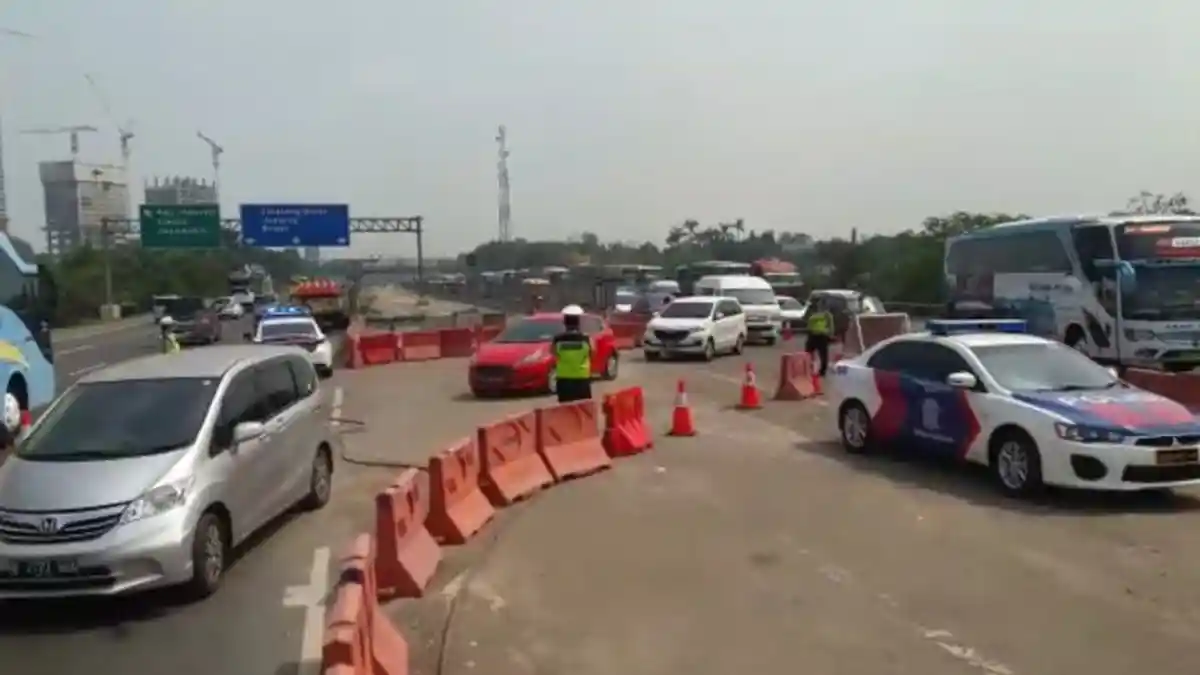 Kepadatan Kendaraan Mulai Terurai Setelah Contra Flow Diberlakukan di KM 39 Arah Cikampek