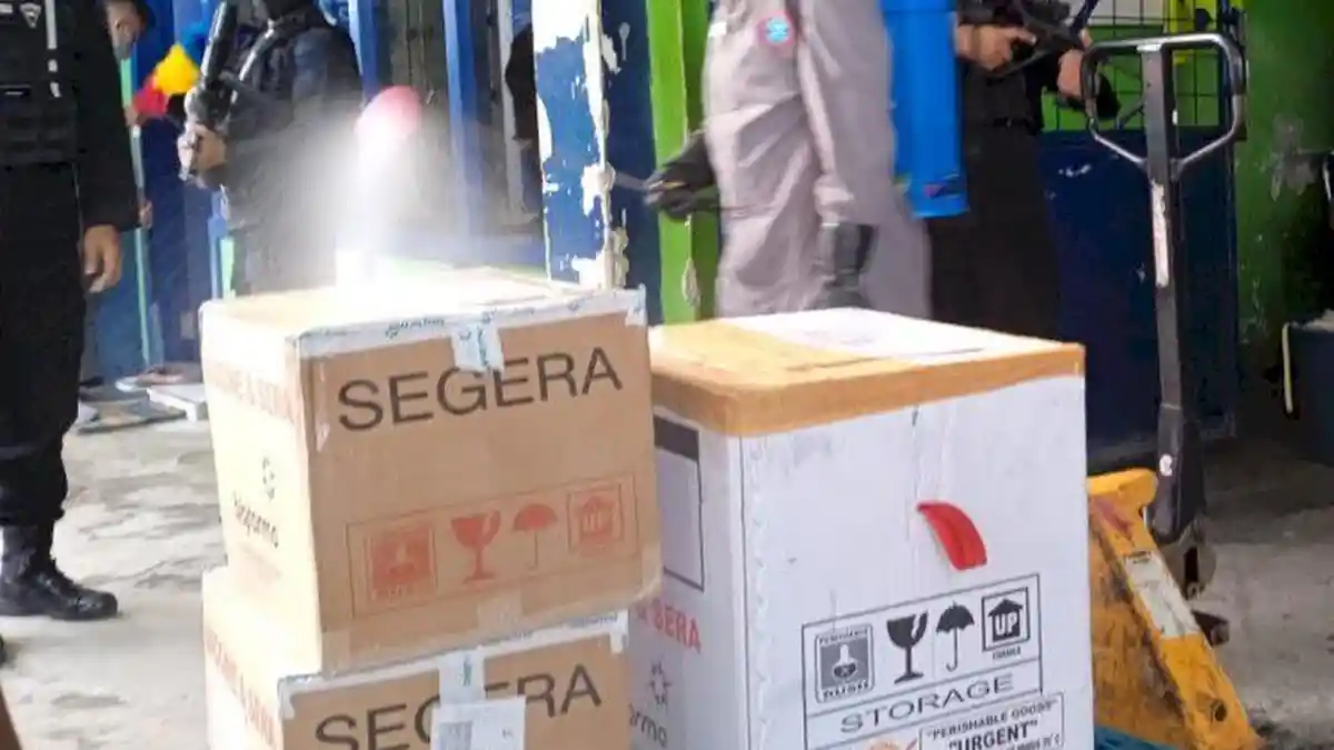 Personel Polda NTT Amankan Kedatangan 1.805 Vial Vaksin Pfizer