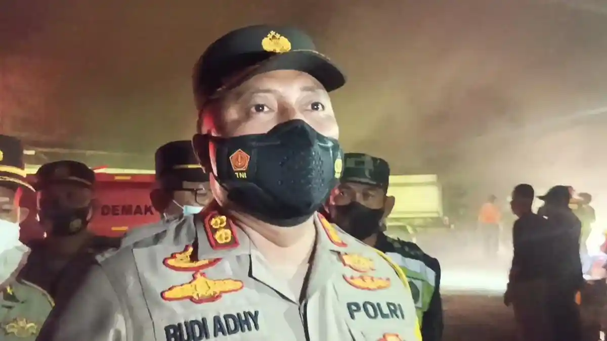 Kapolres Demak Nangis Cerita Pindahkan Bayi-bayi RS Pelita Anugrah Saat Kebakaran Pabrik Pupuk