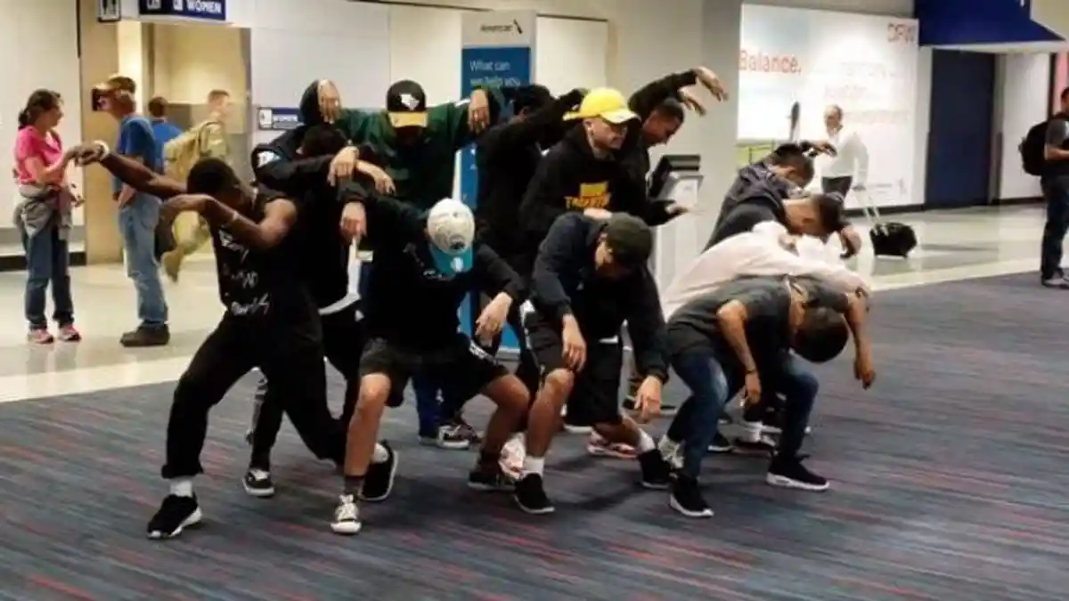 Delay 6 Jam, Grup Dance Hibur Penumpang yang Marah dan Kesal dengan Aksi Memukau, Tonton Videonya
