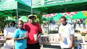 papuabarat/Dua-Pelaku-UMKM-Tunjukkan-Produk-Kacang-Olahan.jpg