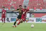 ASSIST-TERBAIK-Bek-kiri-PSM-Makassar-Victor-Luiz-dikawal-pemain-Persija.jpg