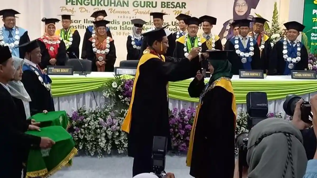 Rektor IAIN Kudus Kukuhkan Istrinya Sebagai Guru Besar Ilmu Hadis