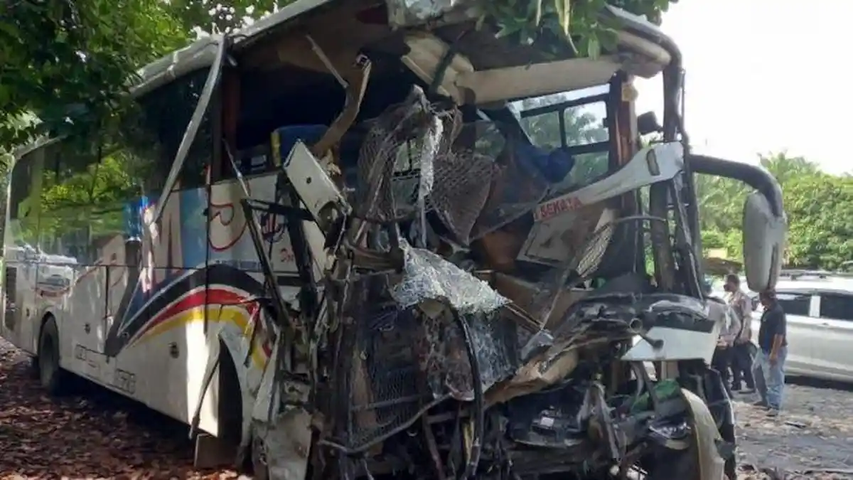 Kecelakaan Maut Pukul 03:00 WIB, 2 Bus Tabrakan, Tewaskan 7 Orang