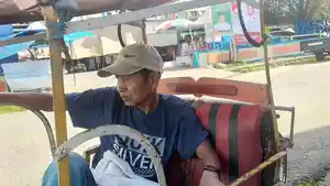 Syamsuddin-63-tukang-becak-di-Pasar-Lama-Mamuju.jpg