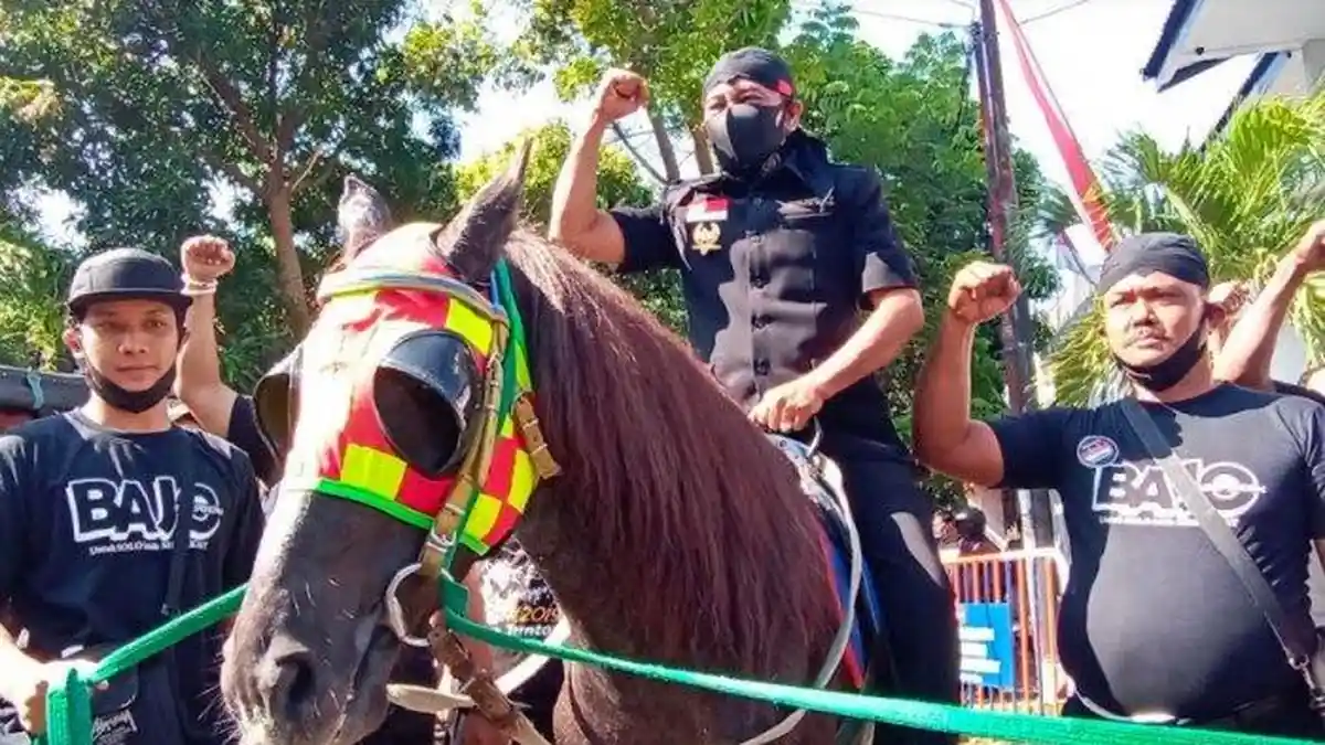 Baru Daftar KPU, Bajo Sesumbar Akan Ubah Kota Solo Dalam Sehari Setelah Dilantik