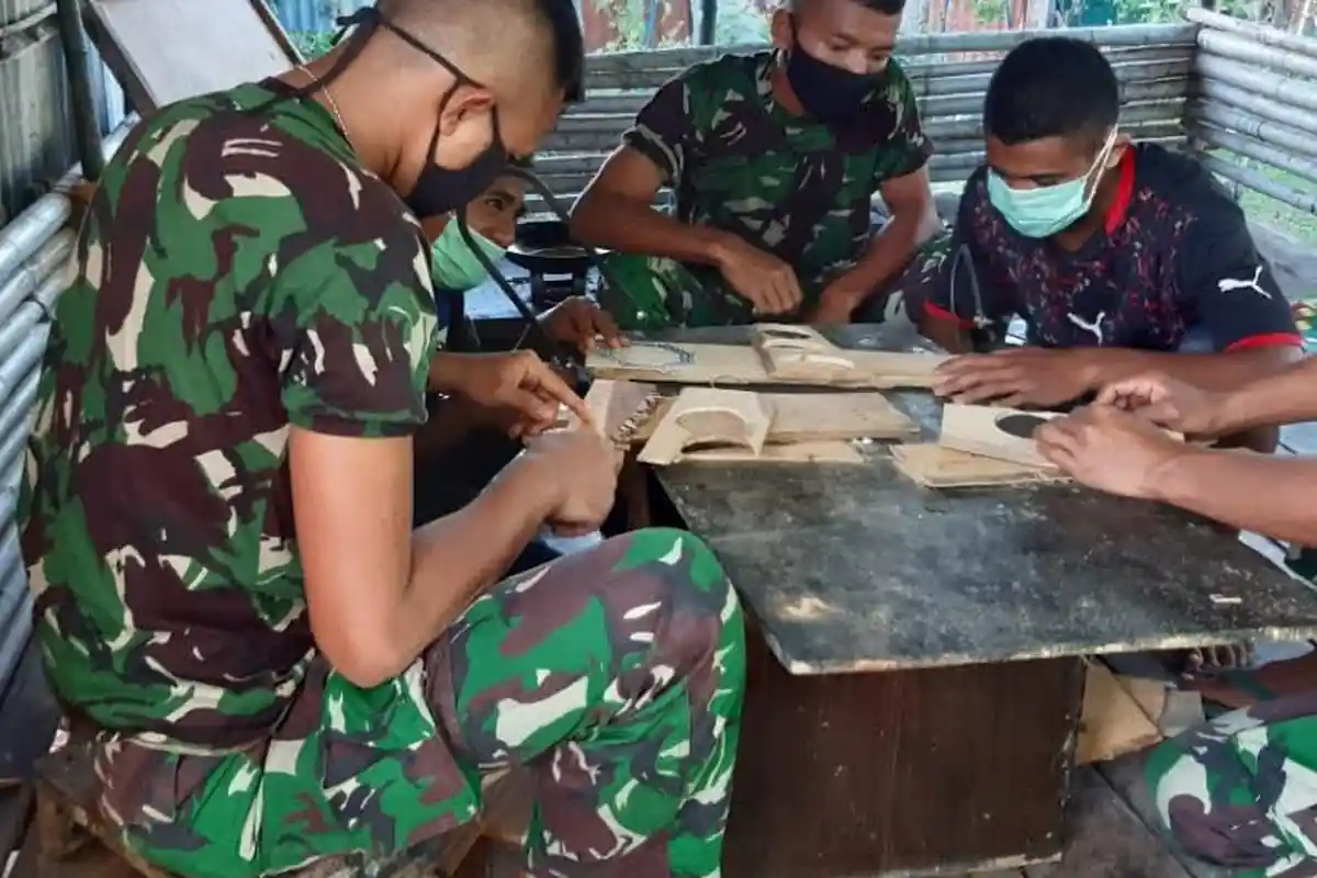 Difasilitasi Satgas Sektor Timur, Pemuda di Belu Dilatih Membuat Karya Seni, Ini yang Diajarkan