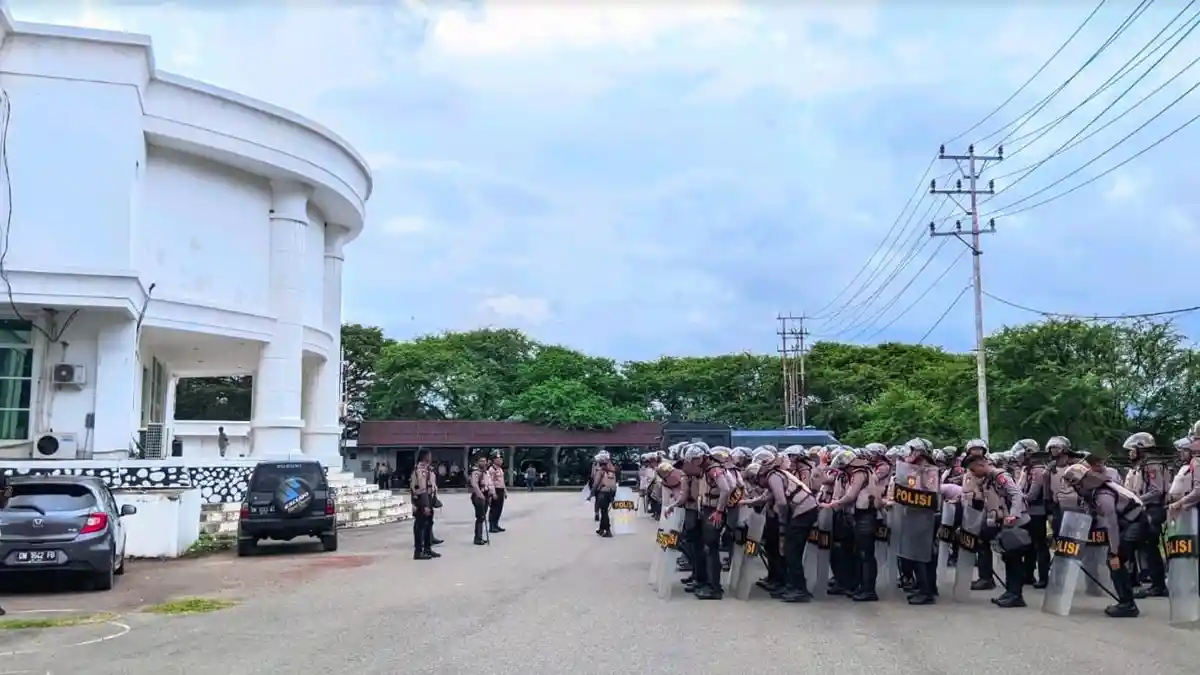Polisi Pagari Kantor DPRD Provinsi Gorontalo dengan Kawat Duri, Ada Ratusan Personel Bersiaga