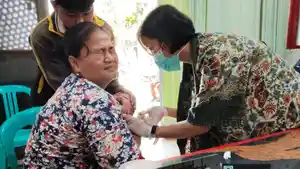 warga-pelalawan-mendapatkan-vaksin-rabies.jpg